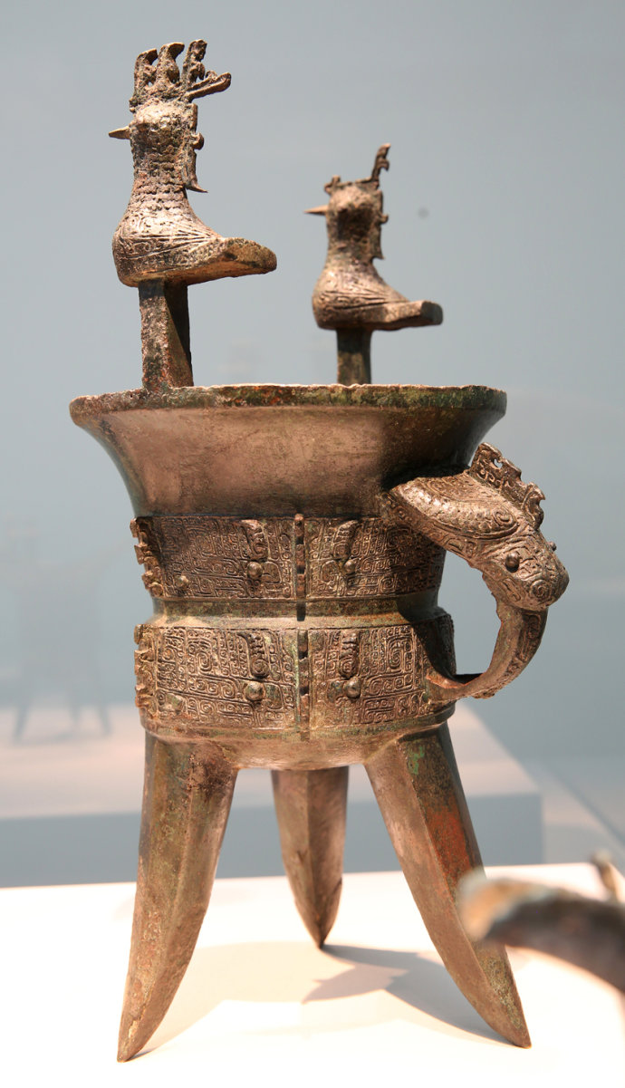 馆中最值得一看的是中国商周时代的青铜器物,其中尤为著名的三件有:令