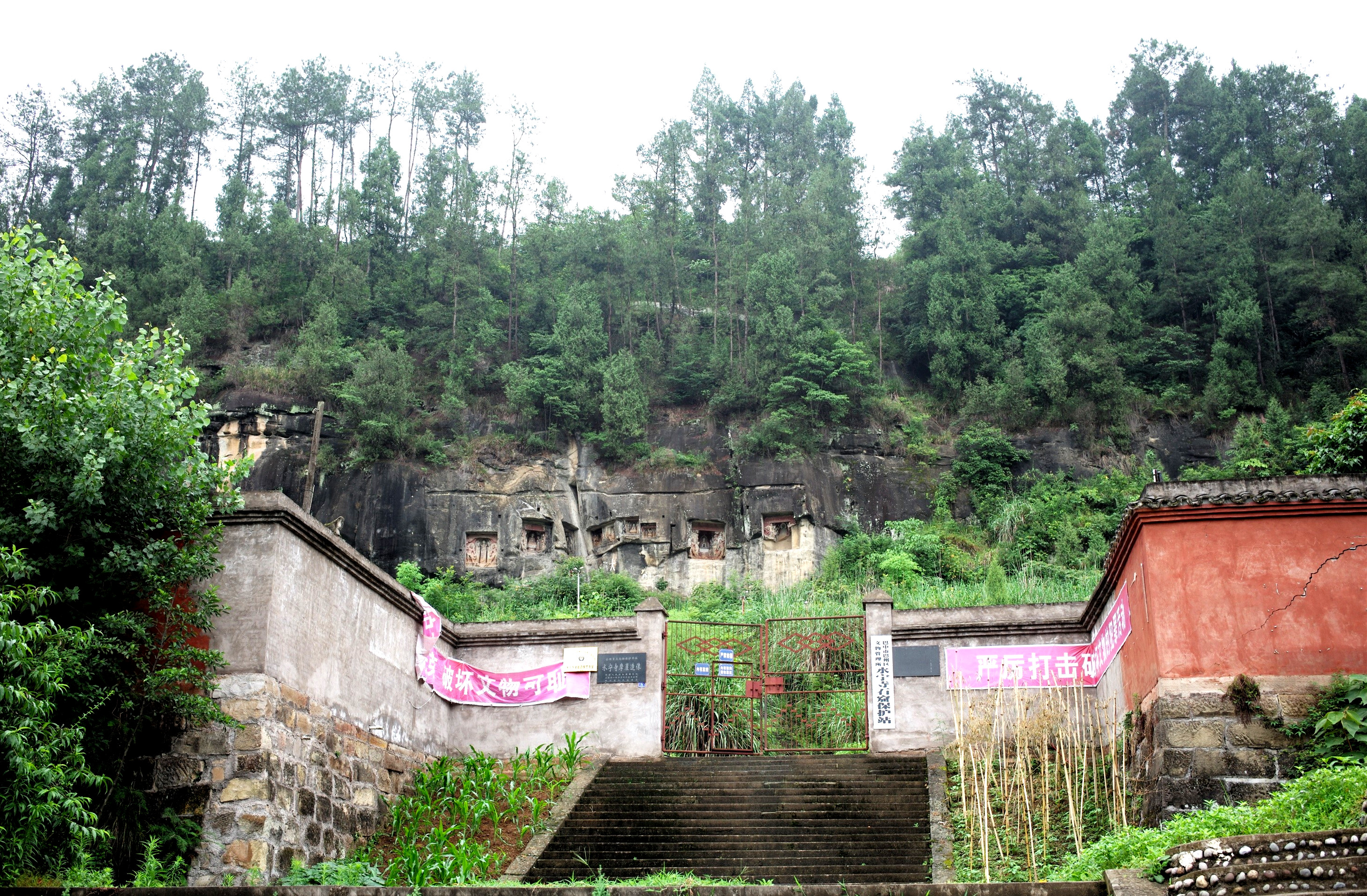 因事到巴中,就想去探访水宁寺,但水宁寺目前没有对外开放,我想就