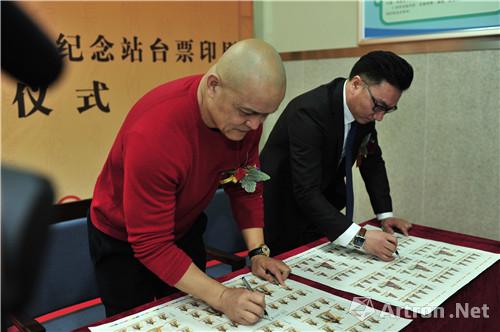 中国印钞造币总公司技术总监邵国伟在现场介绍"