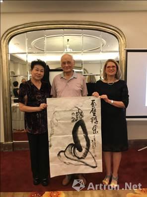 著名书画家汪易扬,金铁柳夫妇向外宾展示中国书画魅力