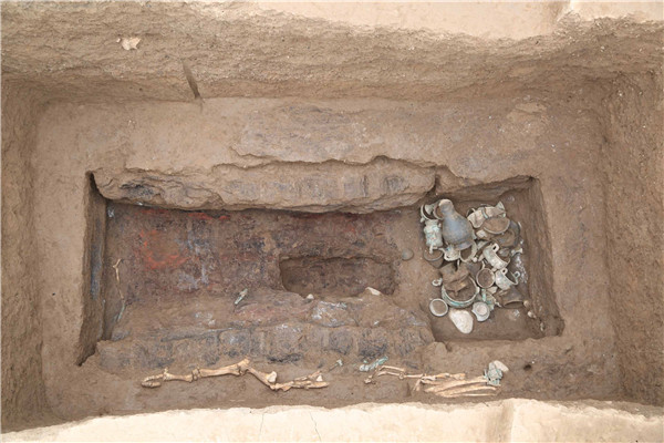 陕西周原遗址墓葬,陪葬品丰富,中部有腰坑