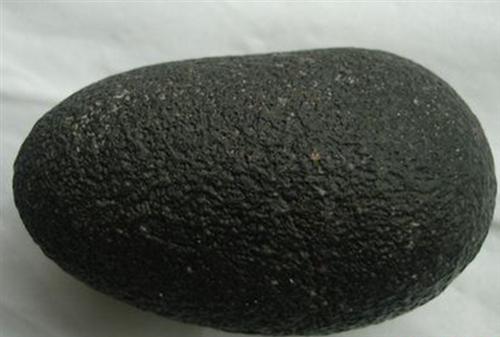陨石表面常发育着许多象河蚌壳,指印形状的小凹坑,这是陨石在大气层内