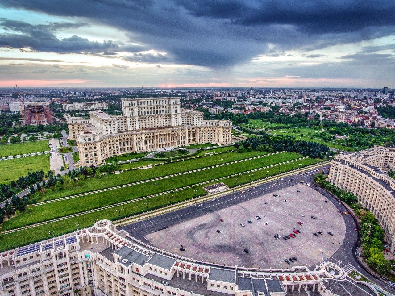 罗马尼亚人民宫又叫罗马尼亚议会宫,位于罗马尼亚首都,于1984年开始