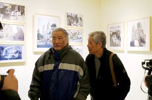 任锡海陪同艺术家徐立忠参观展览