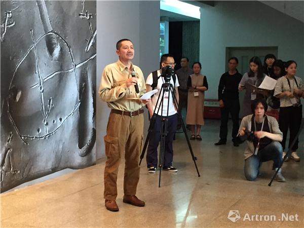 广州美术学院大学城美术馆馆长左正尧主持本次展览开幕式