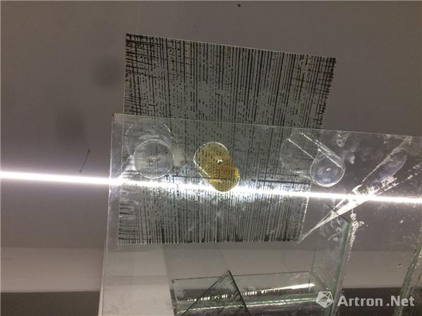 《回忆的片段》 玻璃,塑料杯子,透明流体软管,鸡蛋,丙烯颜料 装置
