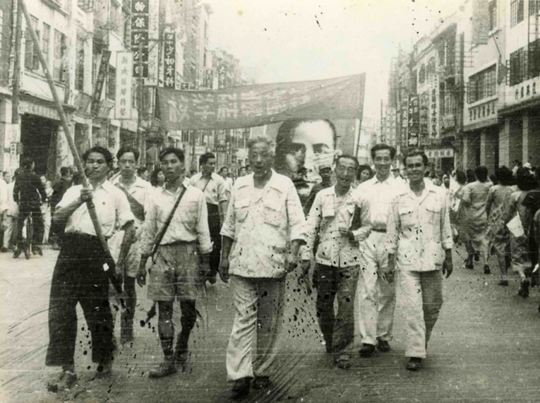 1948年,王道源(中)与梁锡鸿(右1,阳太阳(右2)参加广州市立艺专的"反