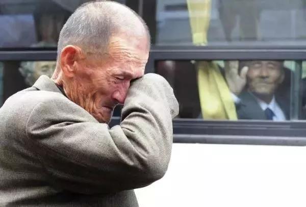 南北朝鲜亲人相见分别的场景,那是老人间心里最难以割舍的亲情.