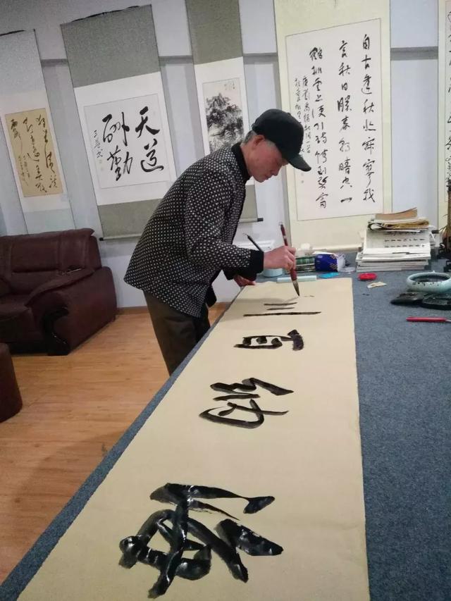 知名书画家杨家全老师应邀莅临通泰书画院挥毫泼墨!