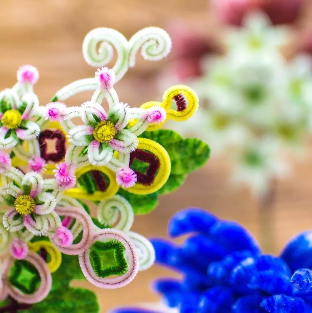富察皇后平日节俭, "以通草绒花为饰,不御珠翠", 后宫纷纷仿效.