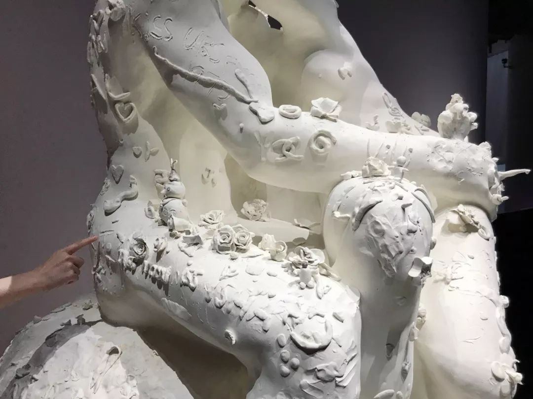 (the kiss)的改造版本,它具有可塑性,观众可以自己在上面改变雕塑的