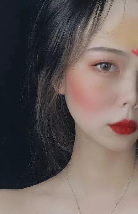 不过,从历史记载来看,"花黄"所指的额黄妆也确有其事.