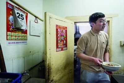 墙上日历定格在了这家老面馆营业的最后一天 摄/法制晚报记者 黑克