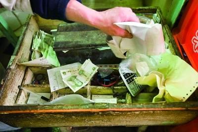 这样存放零钱的木头盒子，现在已经很少见 摄/法制晚报记者 黑克