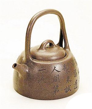 2012西泠春拍清路大荒旧藏杨彭年制锻泥提梁石铫壶成交价138万元，高于起拍价17倍之多。（资料图片）