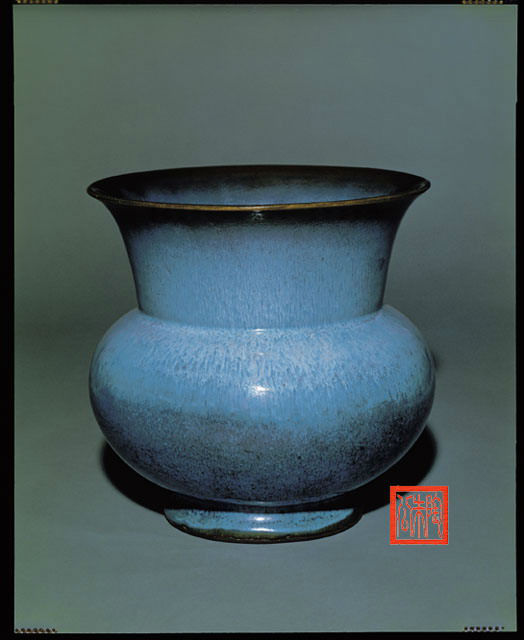 根据考古发现和对现存古钧瓷的研究,古代钧瓷的器型大体可以分为两类