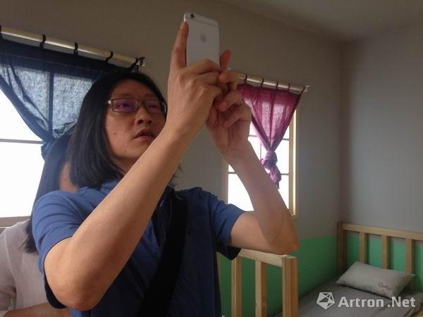 在《k的助手的房间》内拍照的策展人朱朱