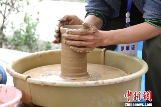     界首彩陶制作“拉坯”工序　余皓　摄