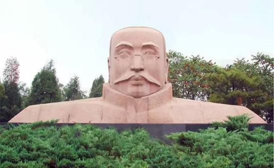 花岗岩 高400cm/宽750cm 1991年 立于唐山市大钊公园