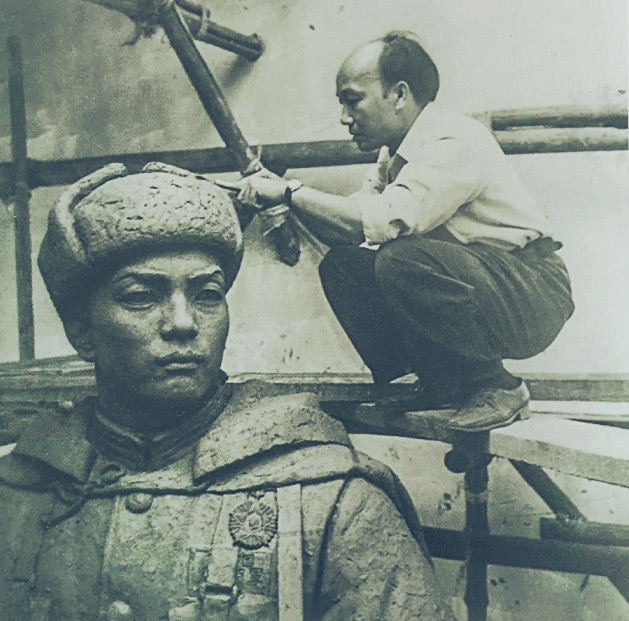 1958年《志愿军无名英雄像》工作照
