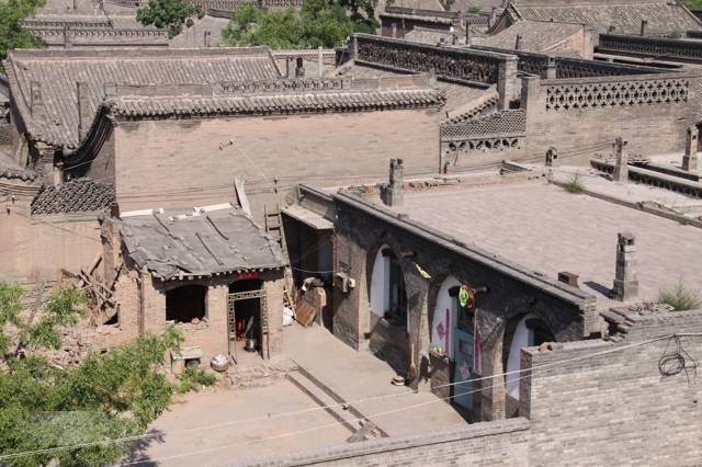 单坡屋顶一般都用在不太重要的建筑或是附属性的建筑上.