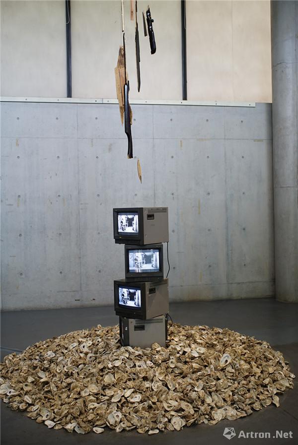 560×32cm,铜,金箔,钢条,铁板,装置   将全球最先锋的当代艺术在