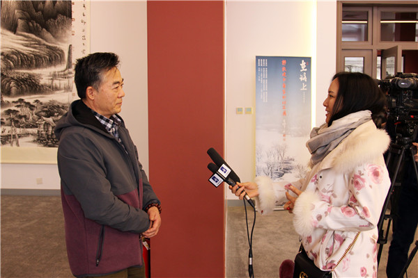 收藏天下频道制片人,主持人崔狄女士采访本次展览主人郭杭建先生
