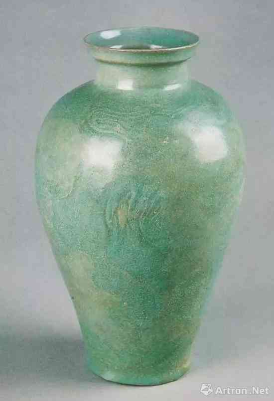 　　▲ 汝窑龙纹瓶，高30.4厘米，河南省文物考古研究院藏。一张A4纸的尺寸为21厘米×29.7厘米，大家可以比一下这个器物实际有多高