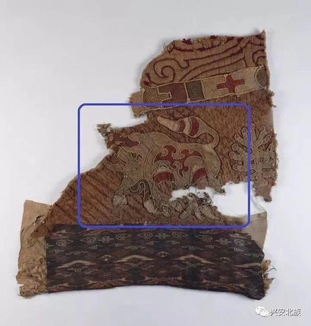 找樂《 有关浮雕动物、人物纹鎏金青铜腰牌饰》